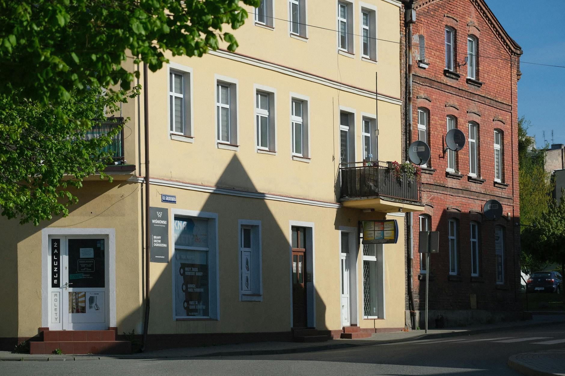 Mapa Polski z zaznaczonym Sieradzem i ikonami symbolizującymi inwestycje z Funduszy Europejskich